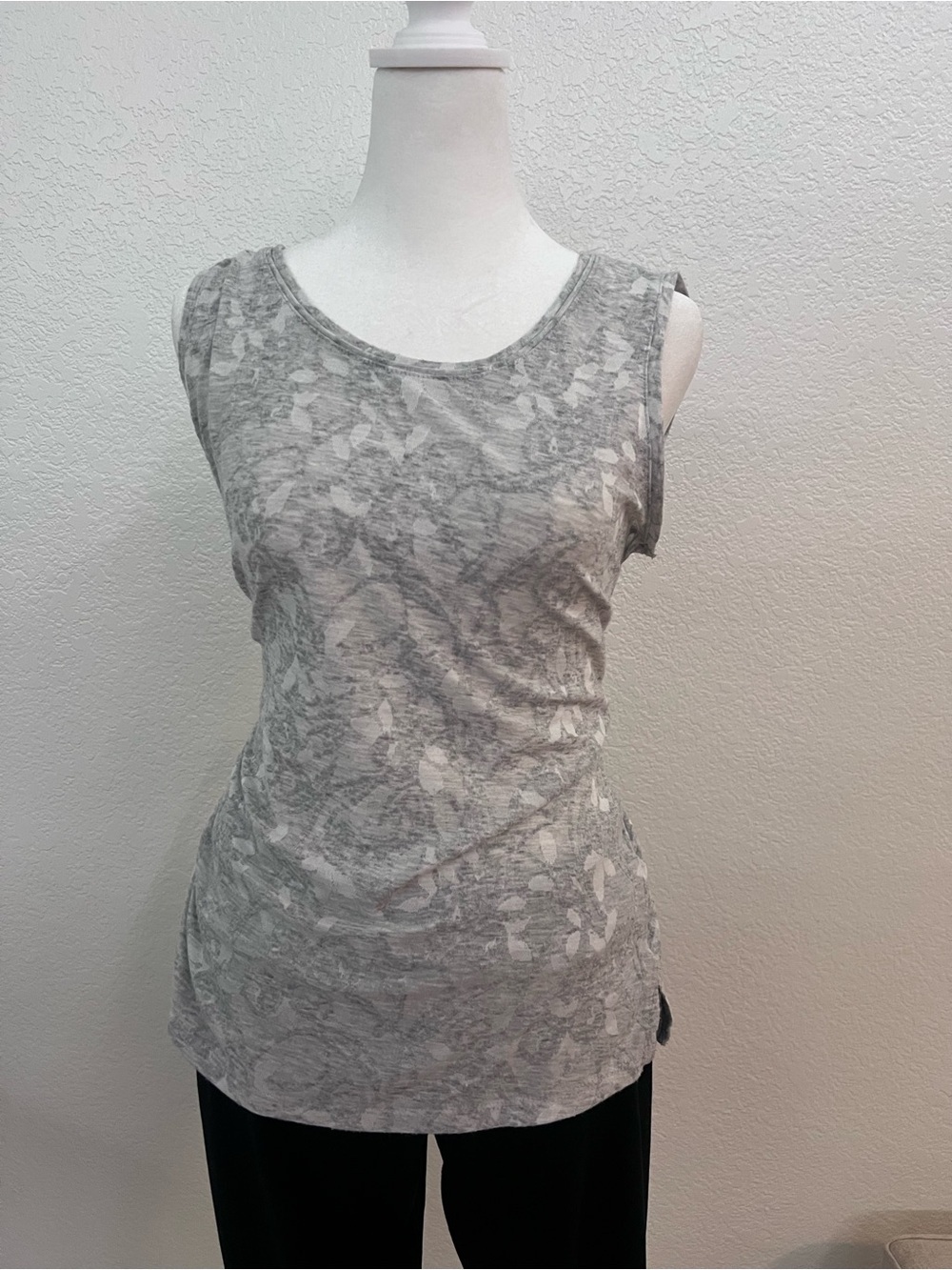 Simply Vera Vera Wang Floral Burnout Tank Top – Women’s Small – Gray & White